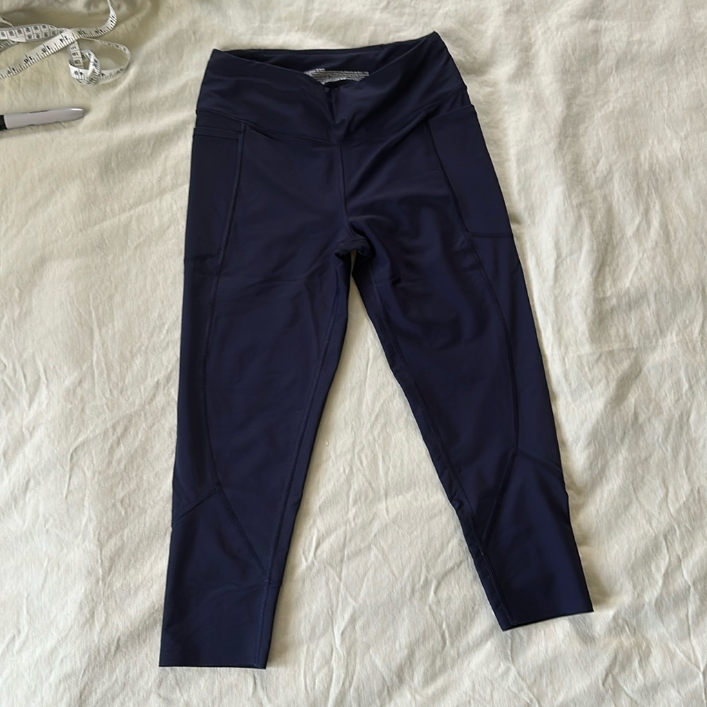 Victoria’s Secret Size 8 Dark Blue Capri Pocket Leggings